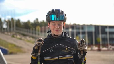 Längdskideelev som ler mot kameran.