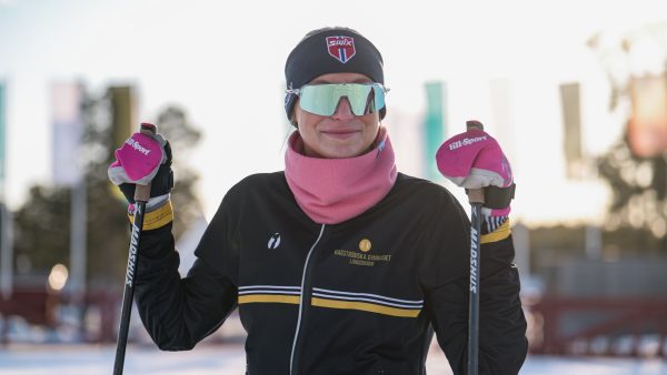 Längdskideelev som poserar på stadion.
