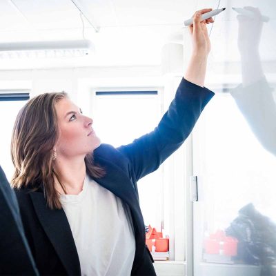 Elev skriver på en whiteboard tavla.