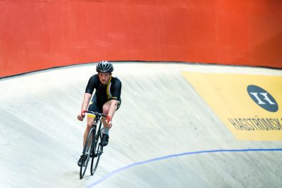 En person cyklar på Hagströmskas velodrom.