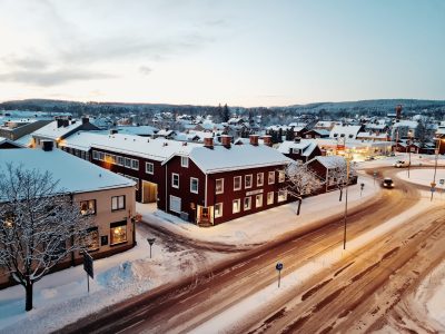 Röda hus och en snöig gata i Falun.