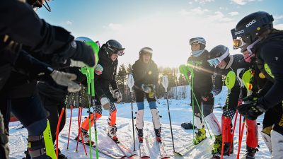 Skidlaget står i ring och taggar igång till träning.