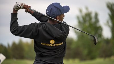 Golfelev mitt i swing.