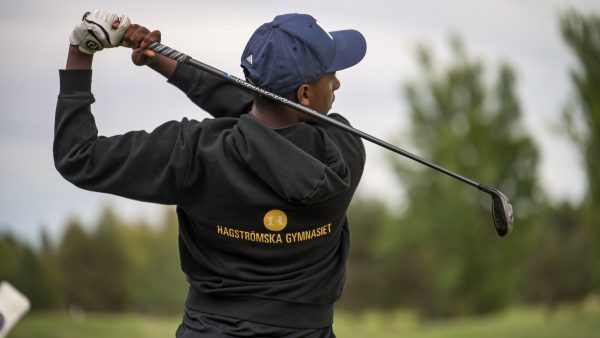 Golfelev mitt i swing.