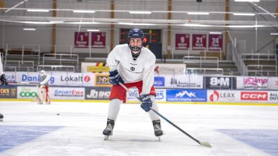 Elev på hockeyträning i försvarsposition.