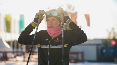 Elev på längdskidor gör sig klar för start.