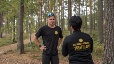 Triathlon-elev får coachning av tränaren.