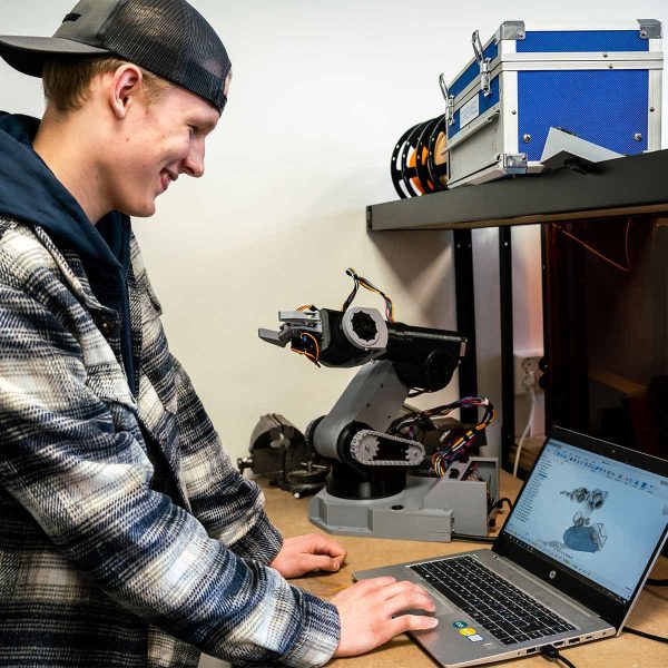 En elev ler och arbetar med ett tekniskt projekt på sin dator.