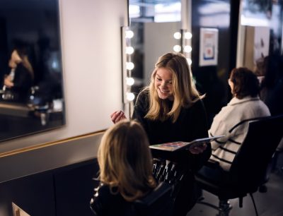Elev som sminkar en annan elev på Hagströmska.