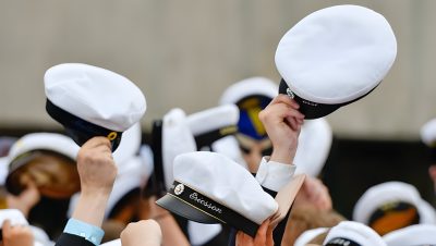 Studentmössor som viftas i luften av elever
